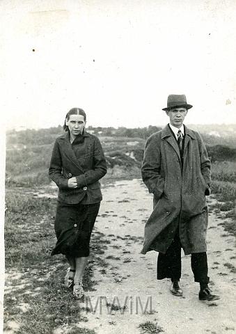 KKE 071.jpg - Helena Orzechowska z mężem Marii Wiernickiej - Kazimierzem, Krzemieniec. Góra Bony, 1936 r.